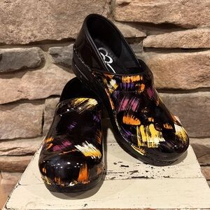 Sanita original danish clog, comfort, nurse shoes, patent‎ leather paint print.